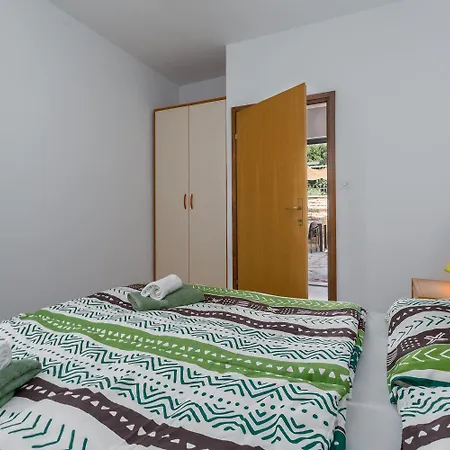 Charmantes Nur 400 Meter Zum Mit Grossem Pool, Privater Terrasse, Grill, Liegen Apartment *