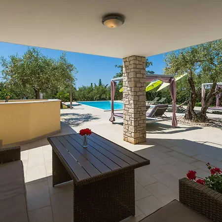 Apartment Charmantes Nur 400 Meter Zum Mit Grossem Pool, Privater Terrasse, Grill, Liegen *