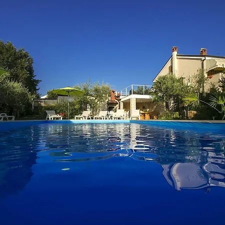 Charmantes Nur 400 Meter Zum Mit Grossem Pool, Privater Terrasse, Grill, Liegen * Porec
