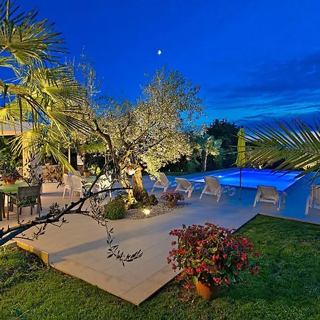 Apartment Charmantes Nur 400 Meter Zum Mit Grossem Pool, Privater Terrasse, Grill, Liegen