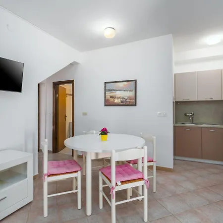 Charmantes Nur 400 Meter Zum Mit Grossem Pool, Privater Terrasse, Grill, Liegen Apartment *