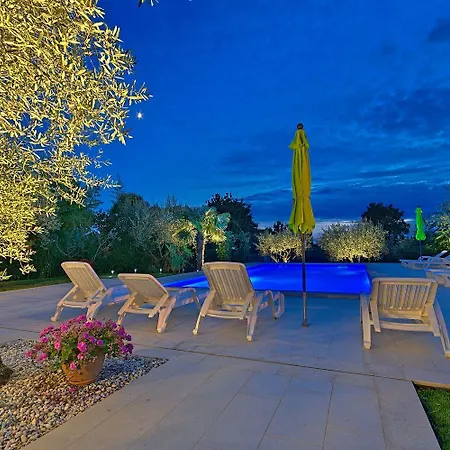 Charmantes Nur 400 Meter Zum Mit Grossem Pool, Privater Terrasse, Grill, Liegen Apartment