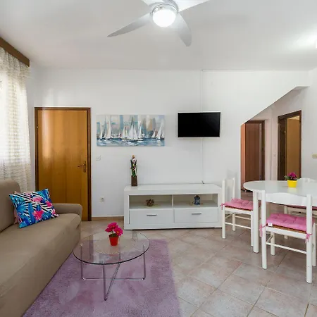Apartment Charmantes Nur 400 Meter Zum Mit Grossem Pool, Privater Terrasse, Grill, Liegen Porec