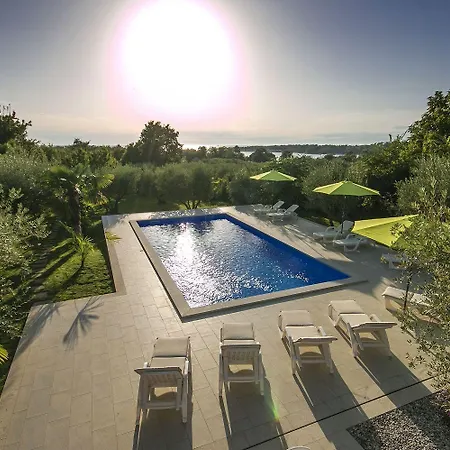 Charmantes Nur 400 Meter Zum Mit Grossem Pool, Privater Terrasse, Grill, Liegen Porec
